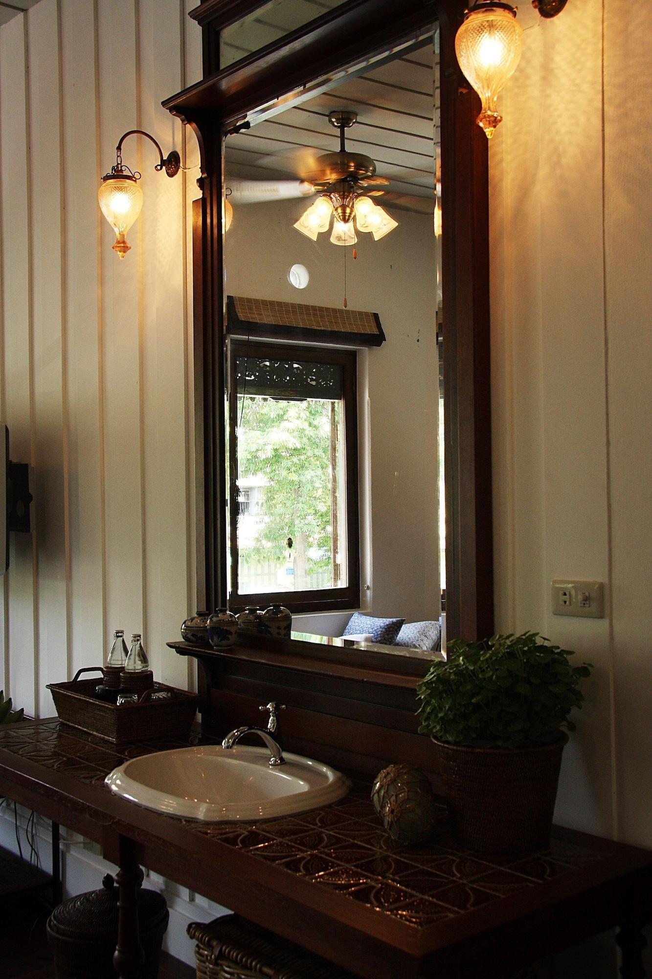 The Bhuthorn Bed & Breakfast Bangkok Bagian luar foto