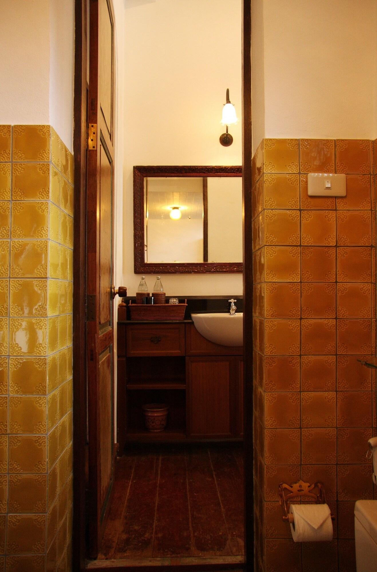 The Bhuthorn Bed & Breakfast Bangkok Bagian luar foto