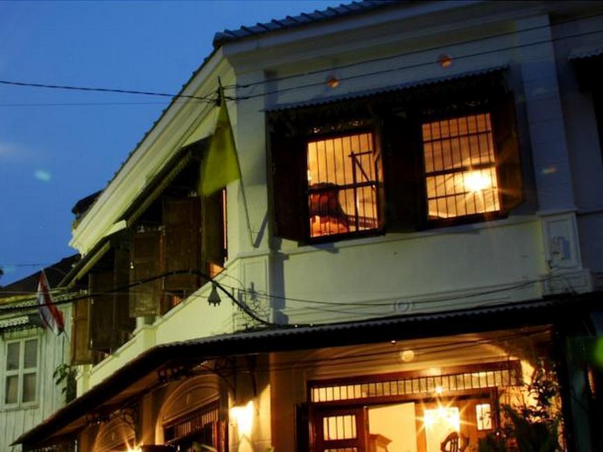 The Bhuthorn Bed & Breakfast Bangkok Bagian luar foto