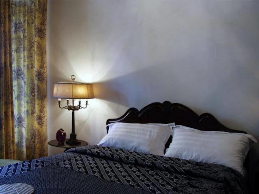 The Bhuthorn Bed & Breakfast Bangkok Bagian luar foto
