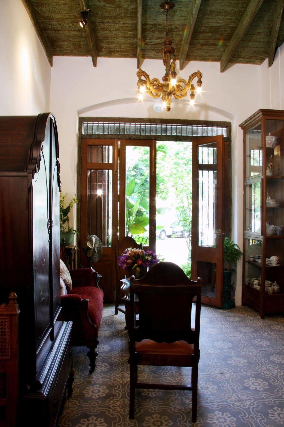 The Bhuthorn Bed & Breakfast Bangkok Bagian luar foto