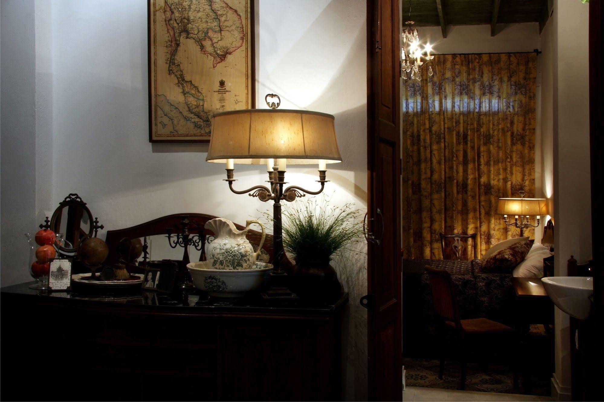 The Bhuthorn Bed & Breakfast Bangkok Bagian luar foto