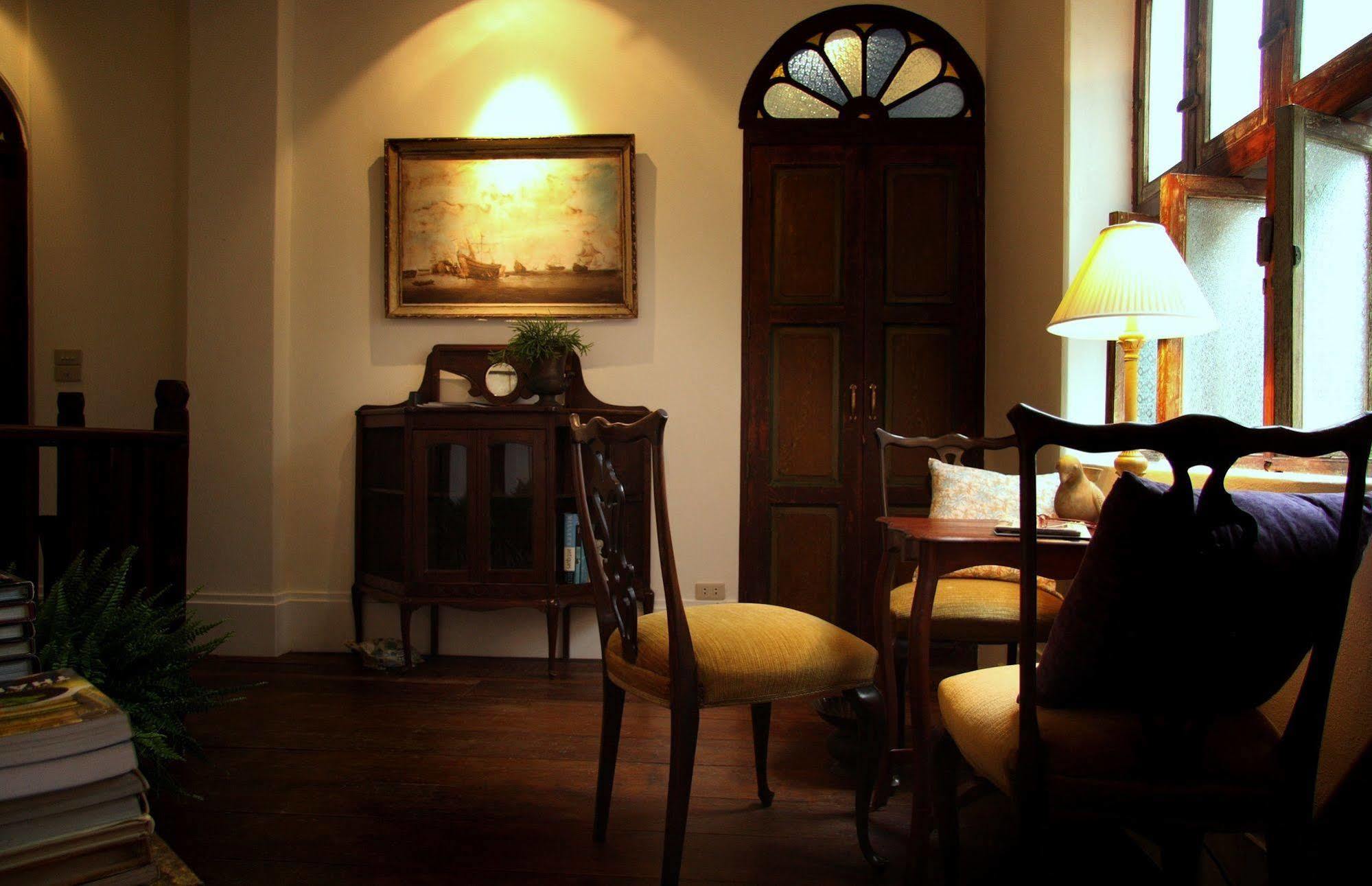 The Bhuthorn Bed & Breakfast Bangkok Bagian luar foto